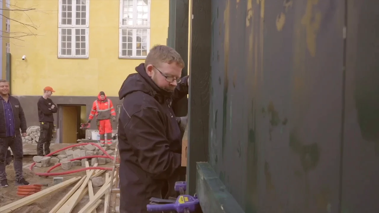 Tømrer fra Milipo monterer træport på byggeplads